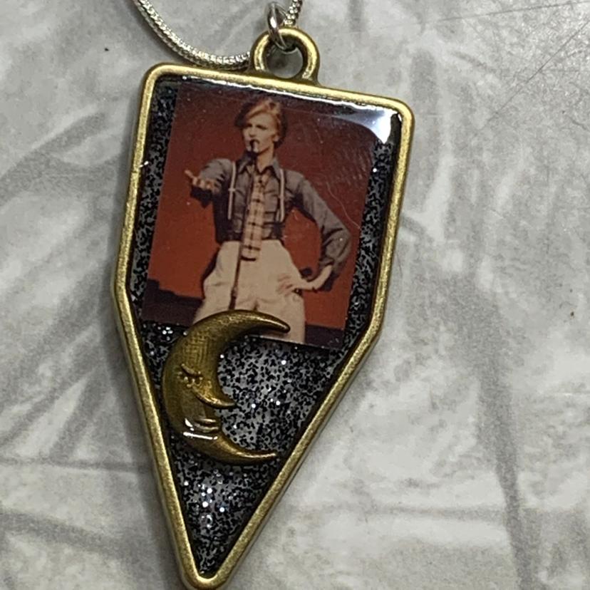 Bowie: Singing David Bowie Triangle with Moon 3