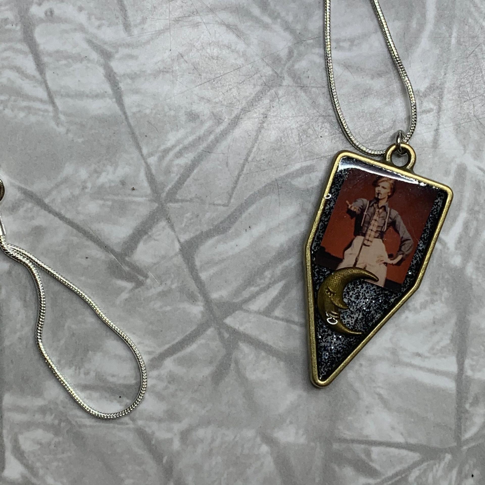 Bowie: Singing David Bowie Triangle with Moon