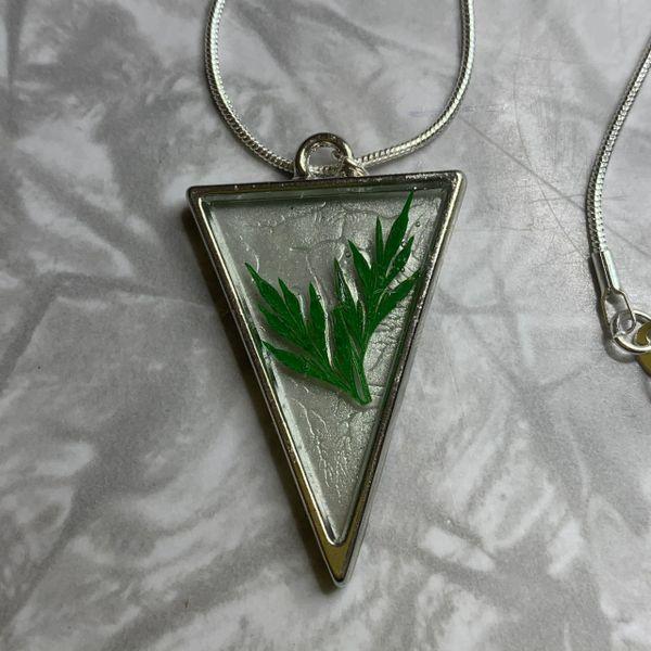 Green Leaf Crackle Necklace